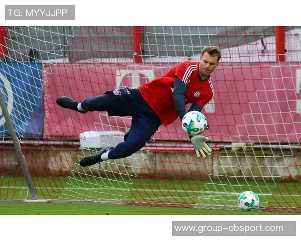 拉基蒂奇与诺伊尔阿萨莫阿合影穆勒赞叹组合实力强大