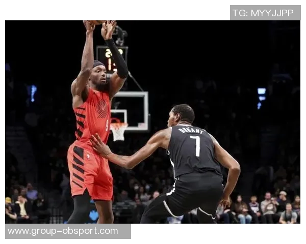 克拉克斯顿半场表现亮眼8投5中贡献12分9篮板4助攻正负值高达20